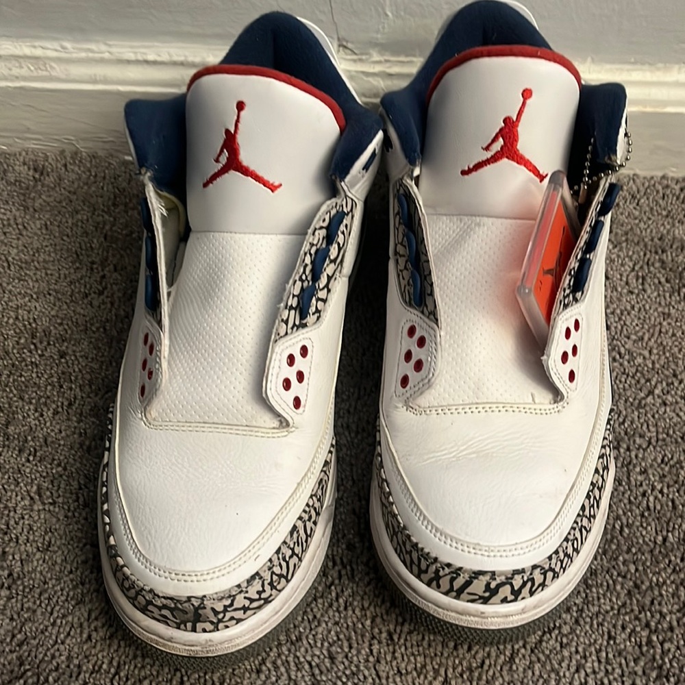 Retro 3 whiter red and blue size 11 NO SHOE STRINGS OR INSIDE SOLES